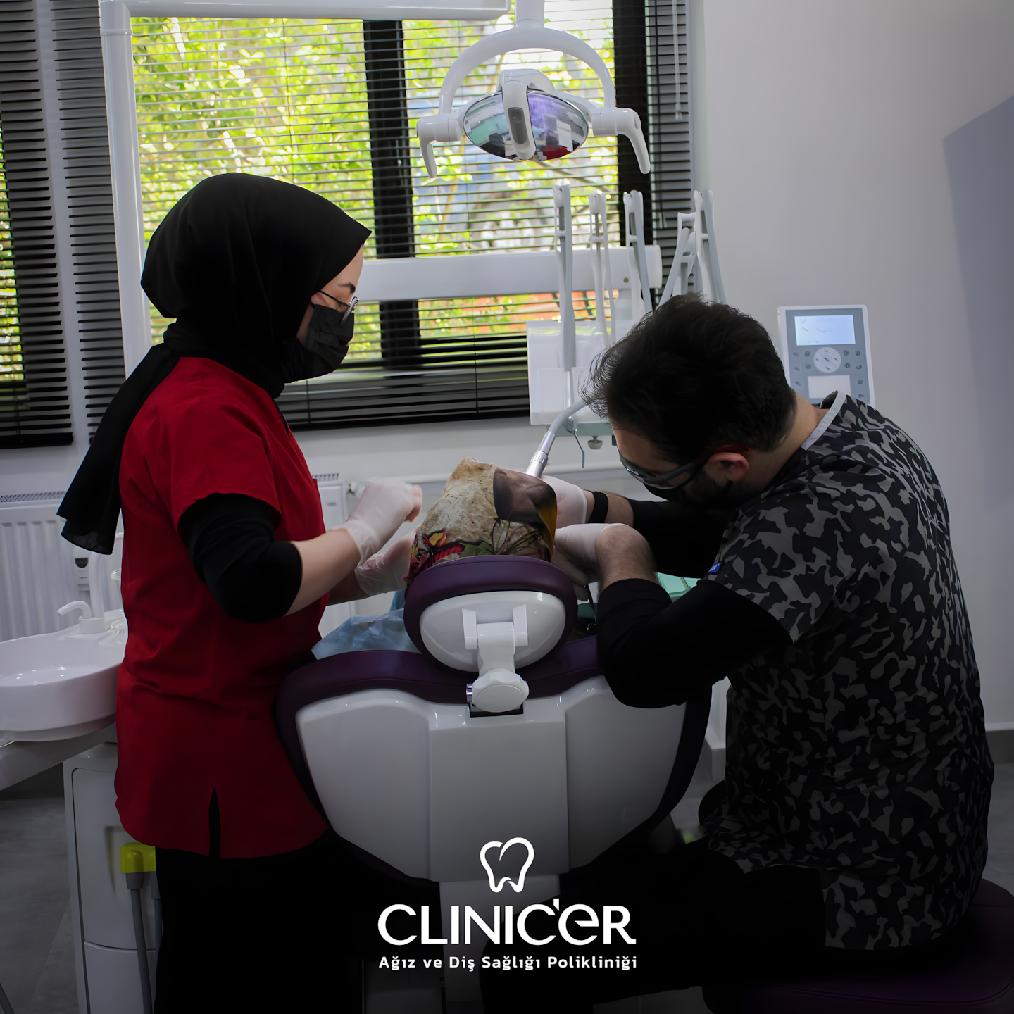 Diş hekimi muayene gerçekleştiriyor